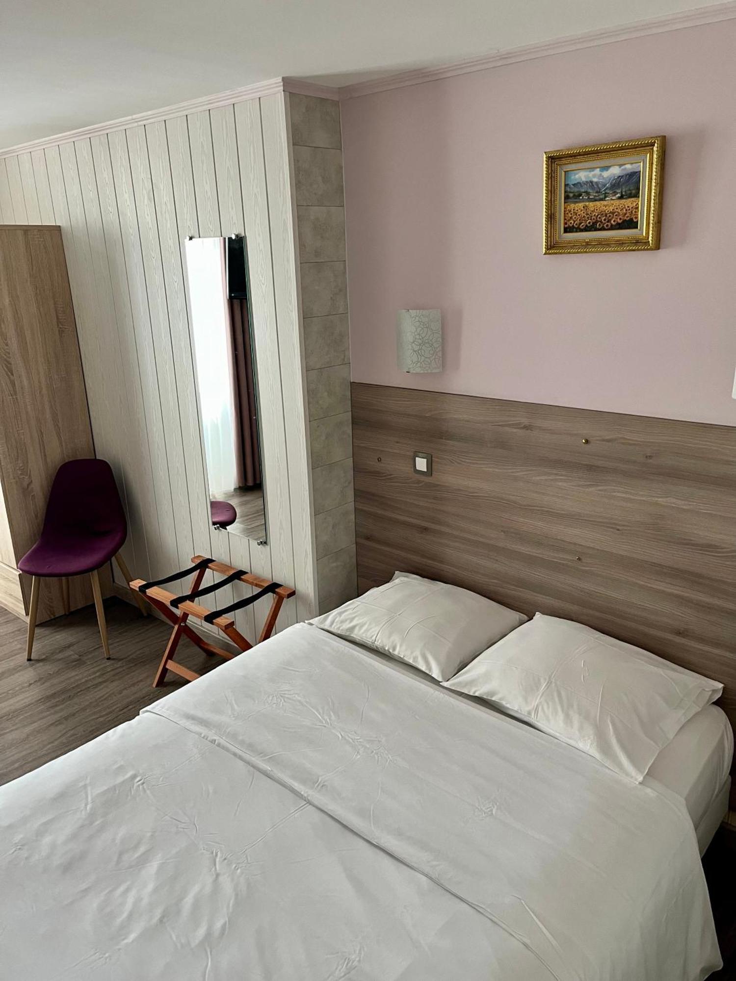 Hotel Le Relais De La Poste Pithiviers Esterno foto